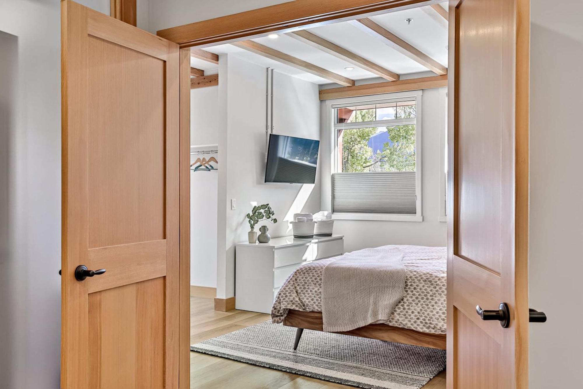 Ravens Crest Lodge - Stunning Views Perfectly Located On Main Street Canmore Exterior foto